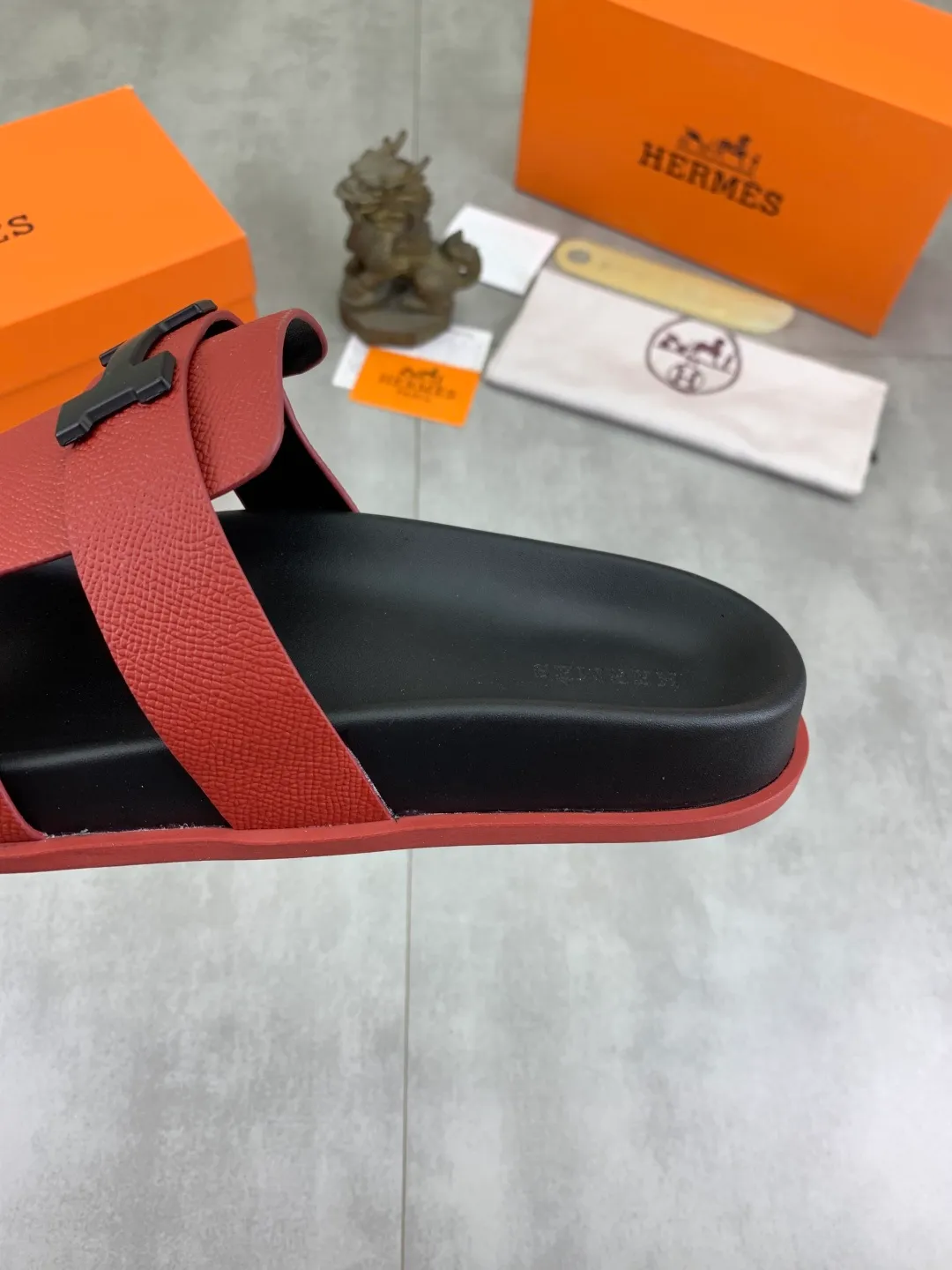 Men's shoes 💰P440 New [HERMES] high-end quality new Hermès slippers, made of imported cross-grain calfskin, wear-resistant and non-slip rubber outsole. Fashionable and elegant code number: 39-44 (38 45 46 customized)